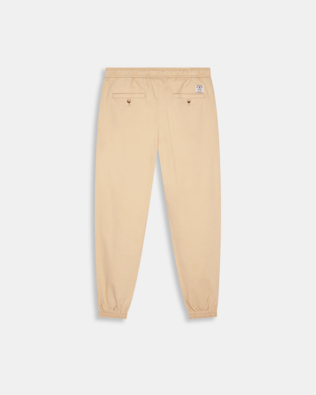 Pantalón Jogger Twill en camel, plano trasero con bolsillos traseros con botón y parche de la marca en cinturilla