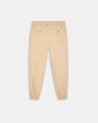 Pantalón Jogger Twill en camel, plano trasero con bolsillos traseros con botón y parche de la marca en cinturilla