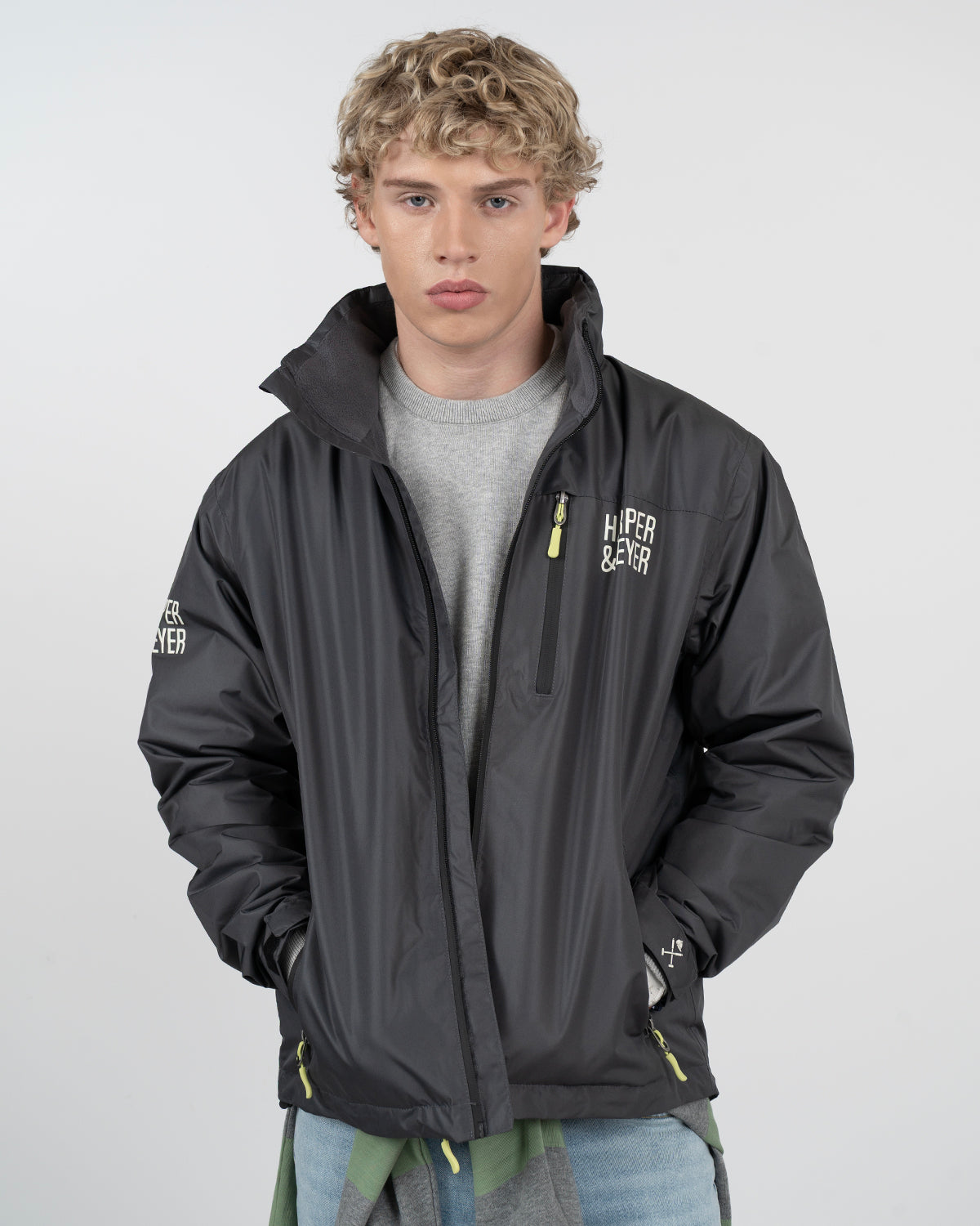 Parka IVY FROST antracita de Harper & Neyer con bolsillo de pecho termosellado, vista frontal completa
