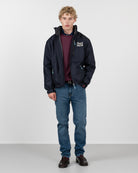Parka IVY FROST azul marino de Harper & Neyer con bolsillo de pecho termosellado, vista frontal completa