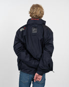 Parka IVY FROST en tejido técnico azul marino de Harper & Neyer, vista trasera con modelo