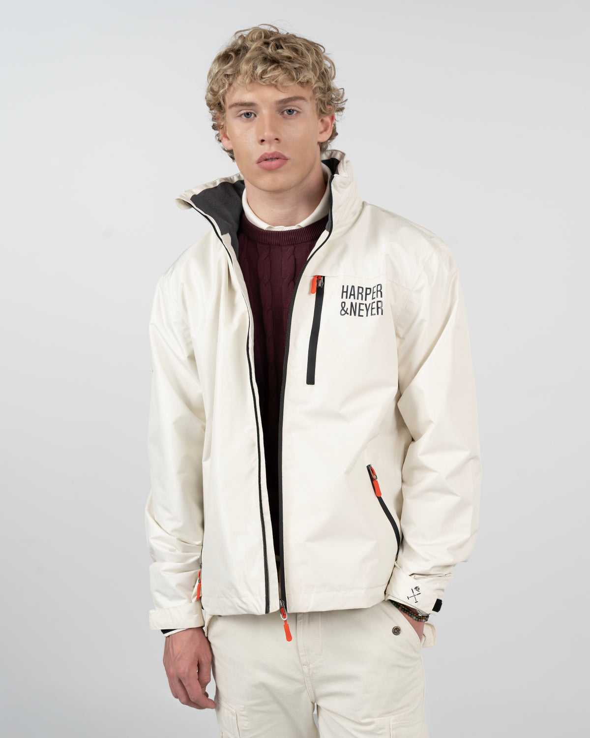 Parka IVY FROST crudo de Harper & Neyer con bolsillo de pecho termosellado, vista frontal completa