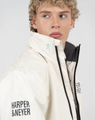 Parka IVY FROST de Harper & Neyer en crudo, vista frontal con cuello alto y cremallera