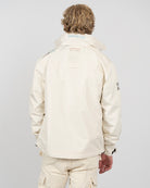 Parka IVY FROST en tejido técnico crudo de Harper & Neyer, vista trasera con modelo