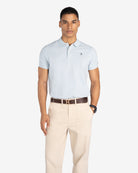 Polo ICON COLORS azul cielo de Harper & Neyer, look frontal con chino beige y cinturón de piel marrón