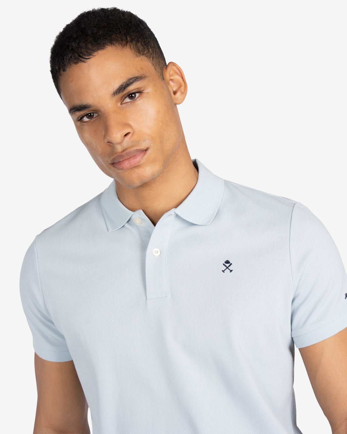 Polo ICON COLORS de Harper & Neyer en azul cielo, plano medio con cuello estructurado y logo bordado en el pecho