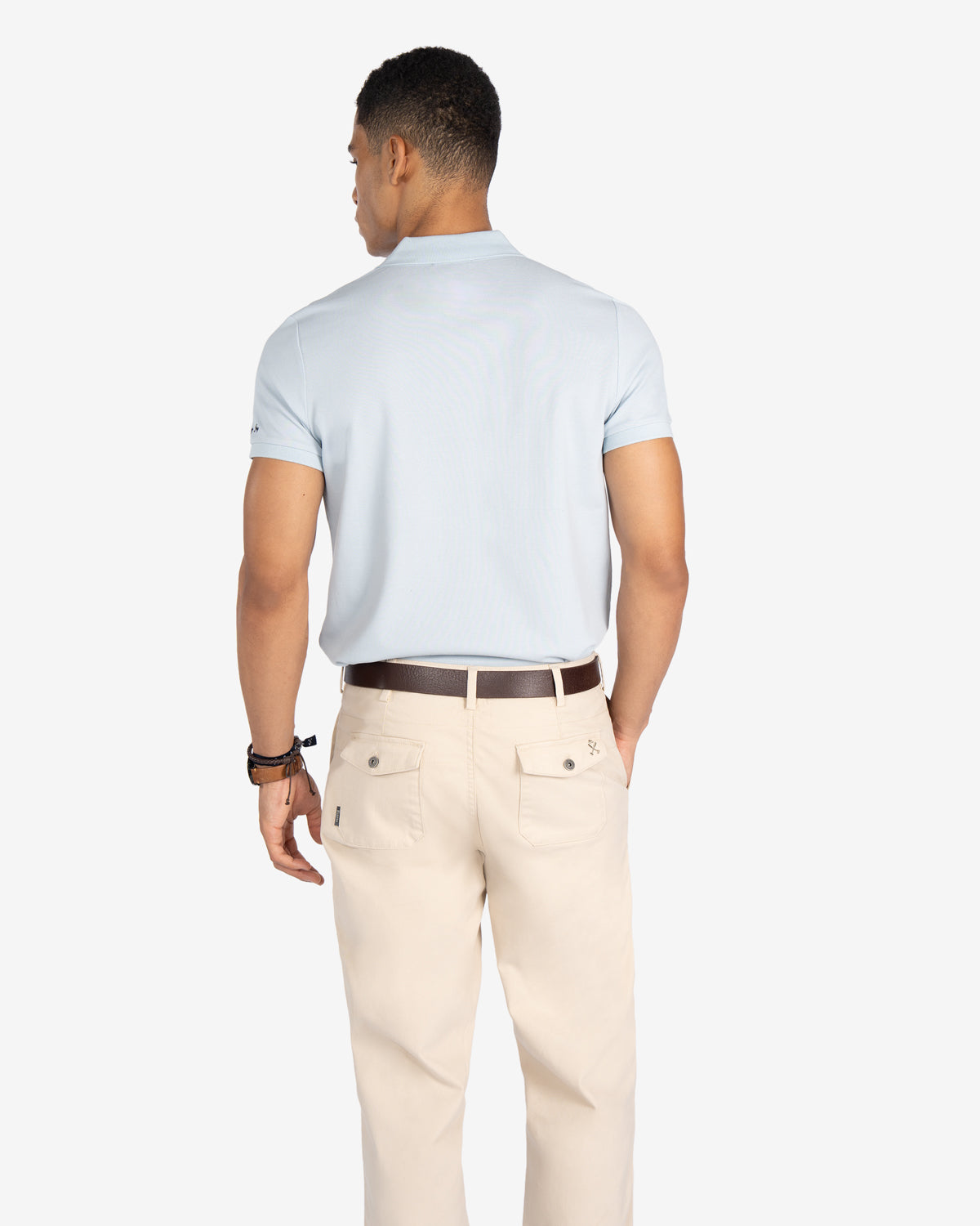 Polo ICON COLORS azul cielo de Harper & Neyer, look trasero con chino beige y cinturón marrón
