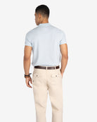 Polo ICON COLORS azul cielo de Harper & Neyer, look trasero con chino beige y cinturón marrón