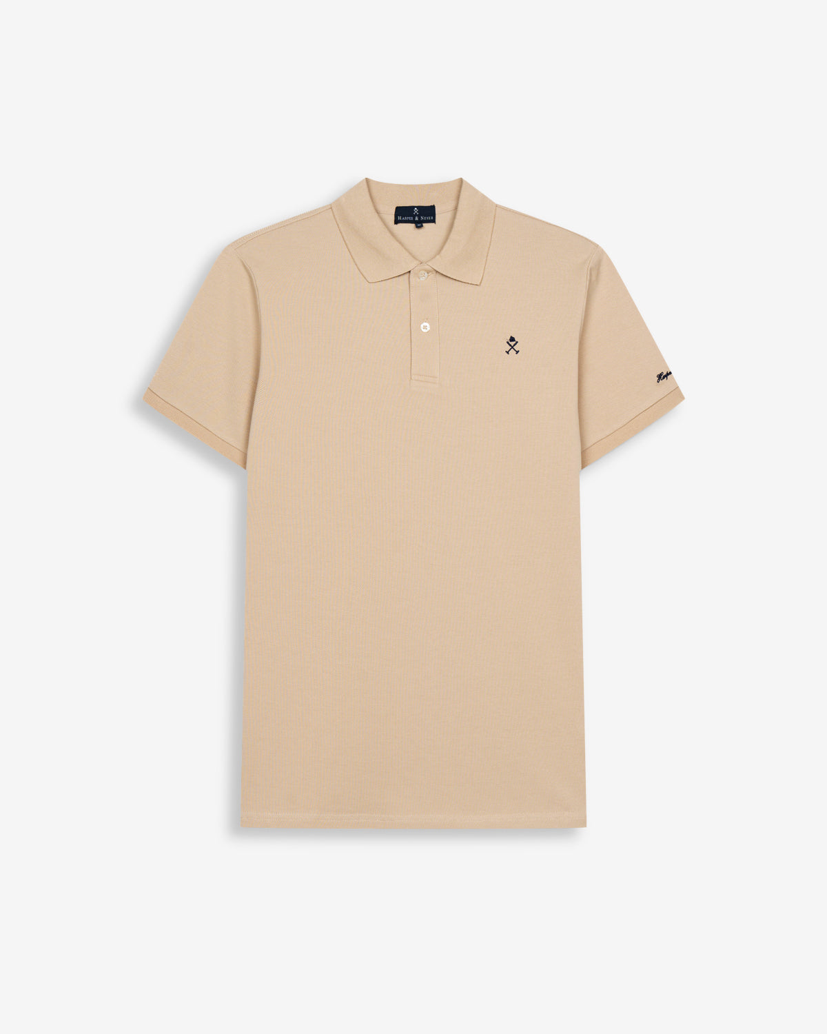 Polo ICON COLORS de Harper & Neyer en piqué beige tostado, bodegón frontal con firma bordada en la manga