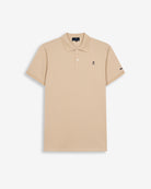 Polo ICON COLORS de Harper & Neyer en piqué beige tostado, bodegón frontal con firma bordada en la manga