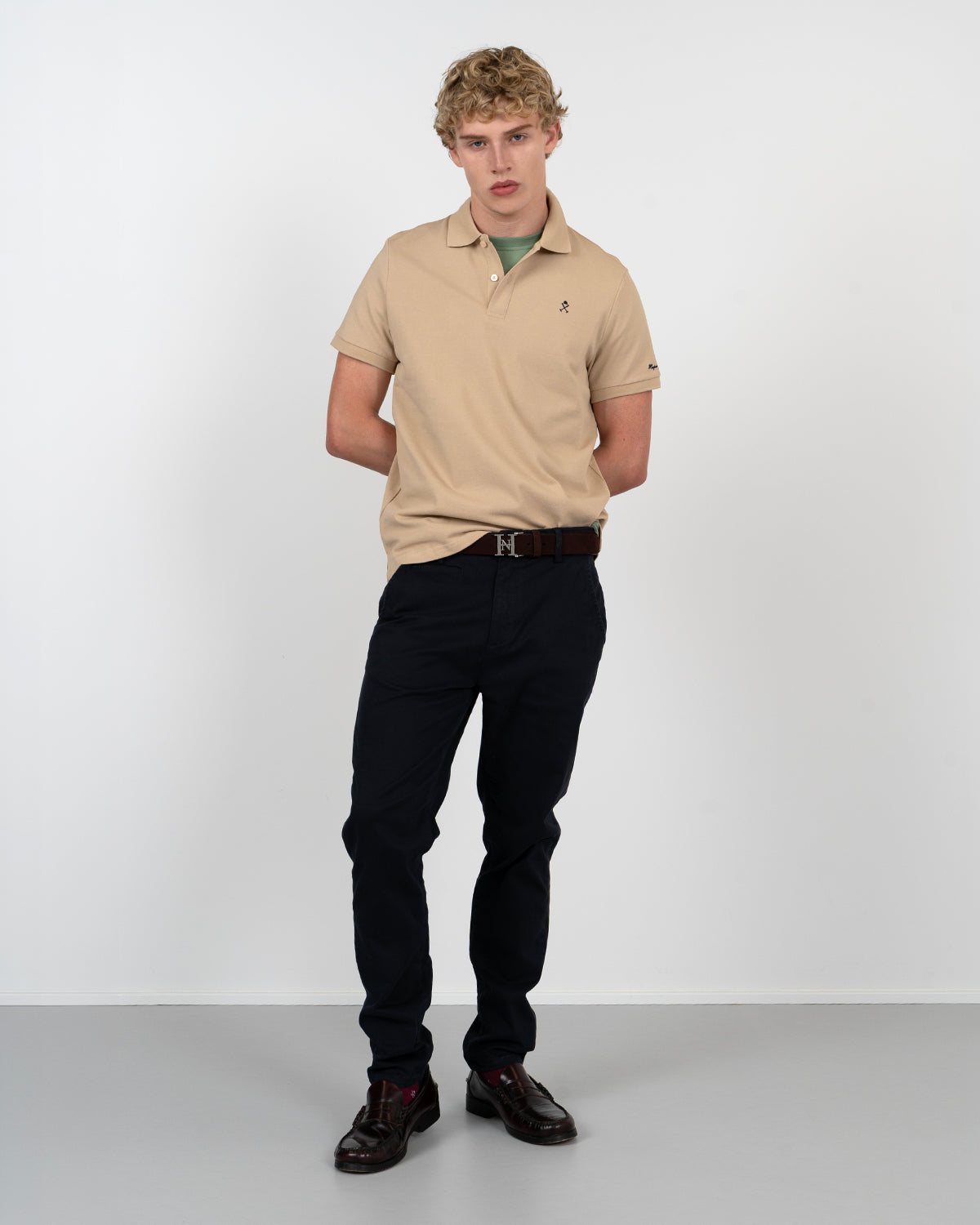 Polo ICON COLORS de Harper & Neyer en beige tostado, vista frontal completa con chino marino y mocasines