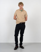 Polo ICON COLORS de Harper & Neyer en beige tostado, vista frontal completa con chino marino y mocasines