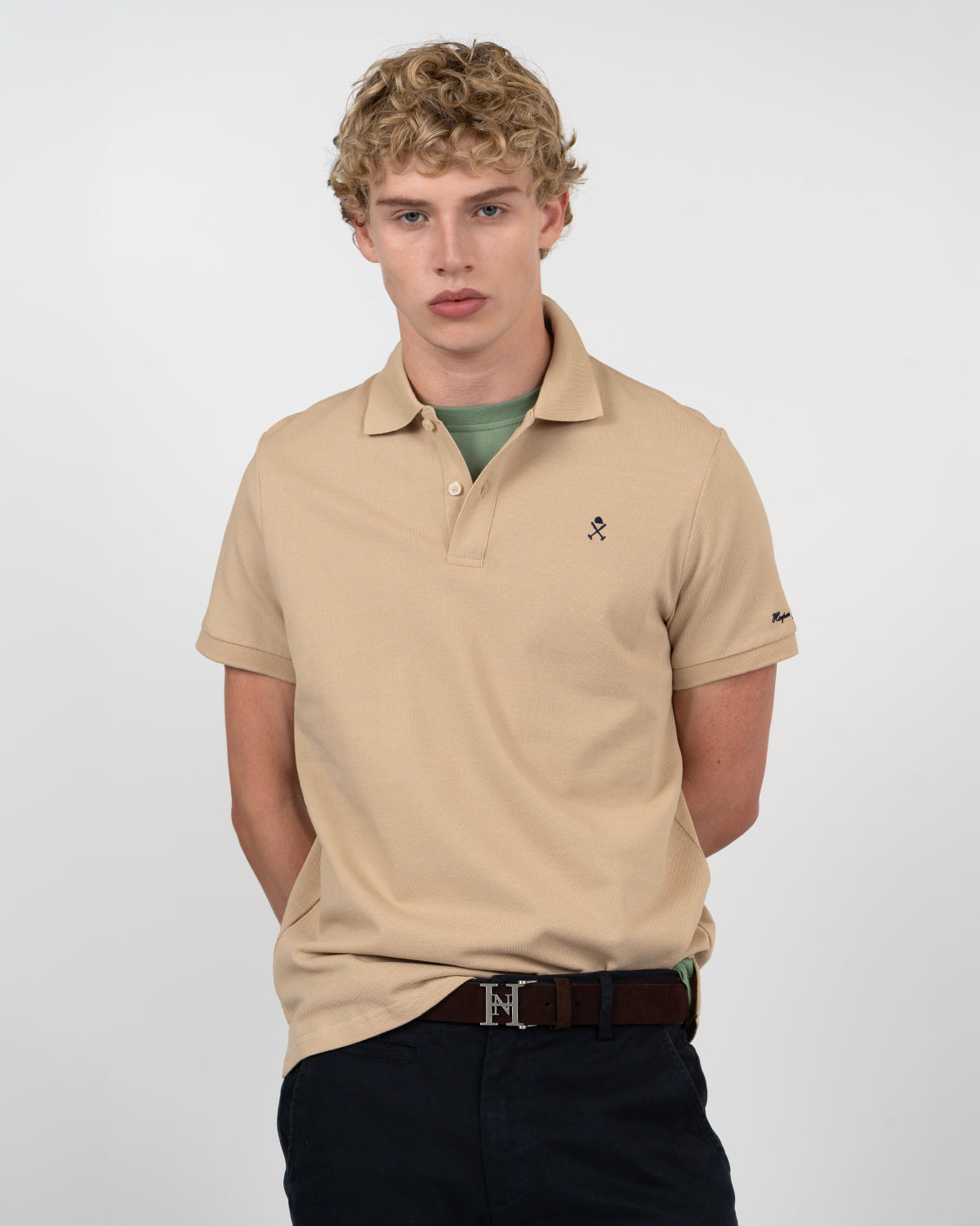 Polo ICON COLORS de Harper & Neyer en piqué beige tostado, vista frontal con logo bordado en marino