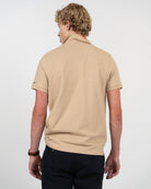 Polo ICON COLORS en piqué beige tostado de Harper & Neyer, vista trasera lisa con firma en la manga