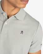 Detalle del cuello, tapeta de botones y logo bordado en azul marino del polo ICON COLORS gris verdoso claro de Harper & Neyer