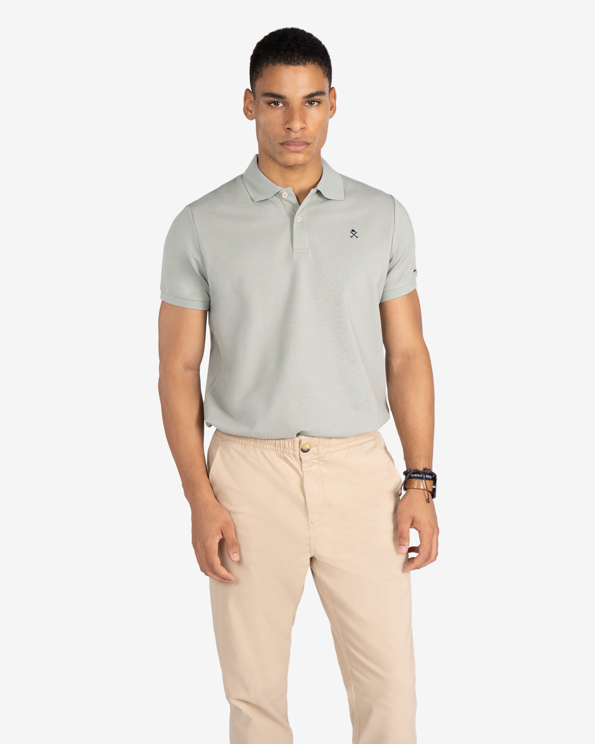 Polo ICON COLORS gris verdoso claro de Harper & Neyer, look frontal con jogger beige