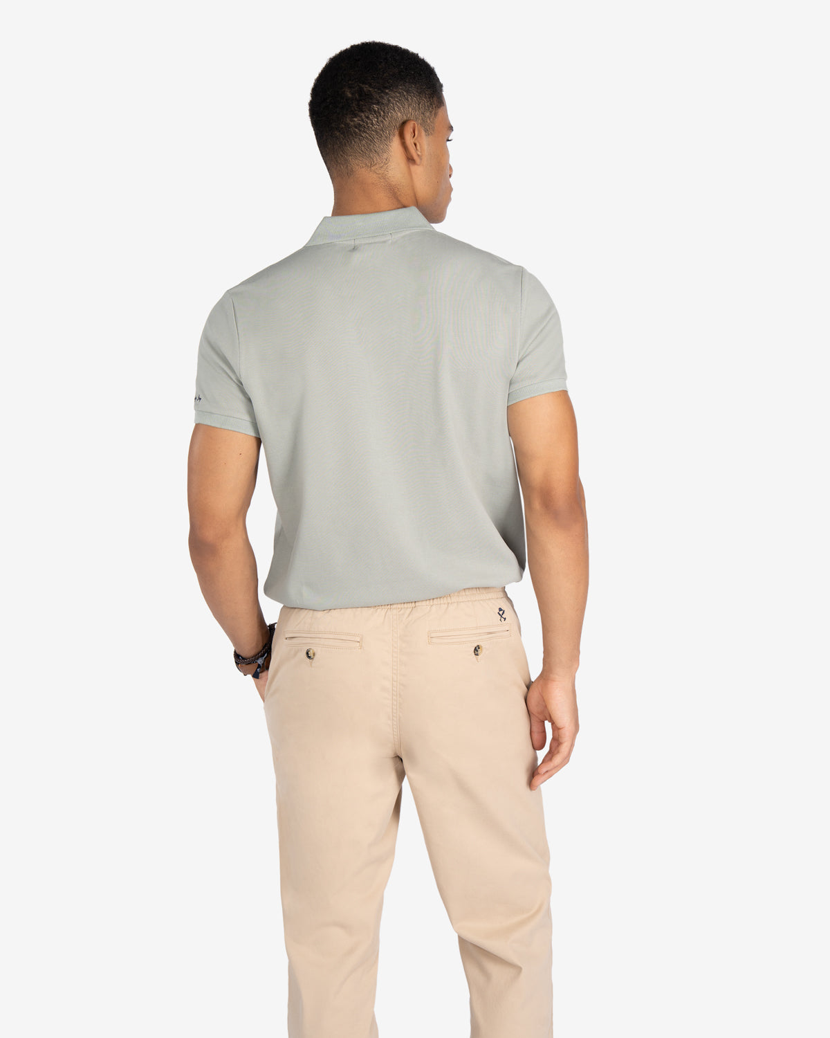 Polo ICON COLORS gris verdoso claro de Harper & Neyer, look trasero con jogger beige