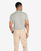 Polo ICON COLORS gris verdoso claro de Harper & Neyer, look trasero con jogger beige