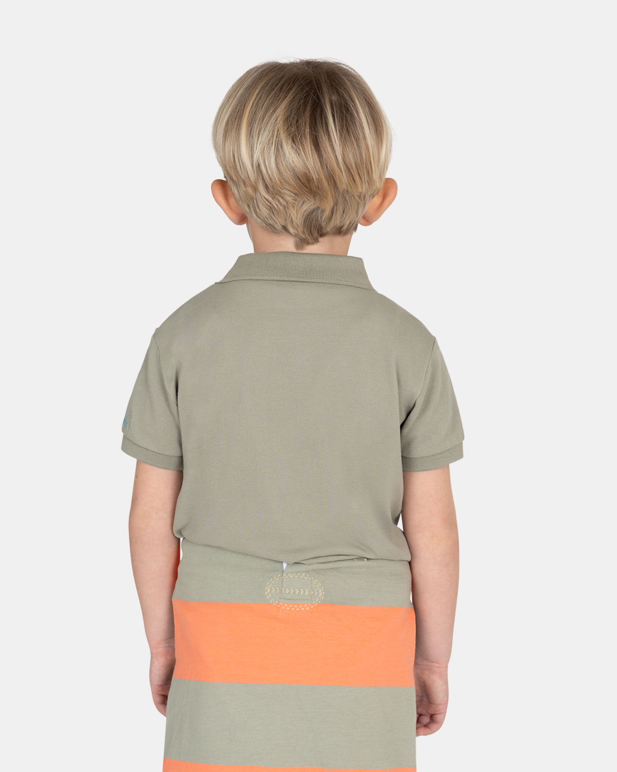 Vista trasera del Polo Pirate Kids en verde gris con niño, cuello de canalé y manga con texto en turquesa