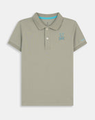 Polo Pirate Kids de Harper & Neyer en algodón verde gris, plano frontal con bordado Pirate turquesa y ribete interior azul