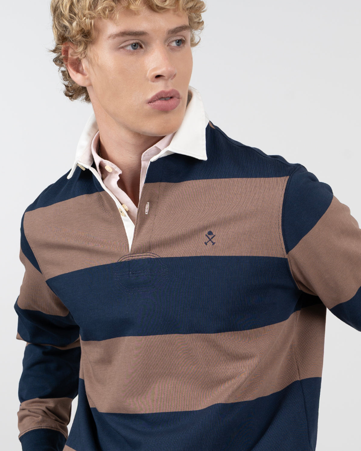 Detalle del cuello crudo y tapeta de tres botones del polo RUGBY azul marino y taupe de Harper & Neyer