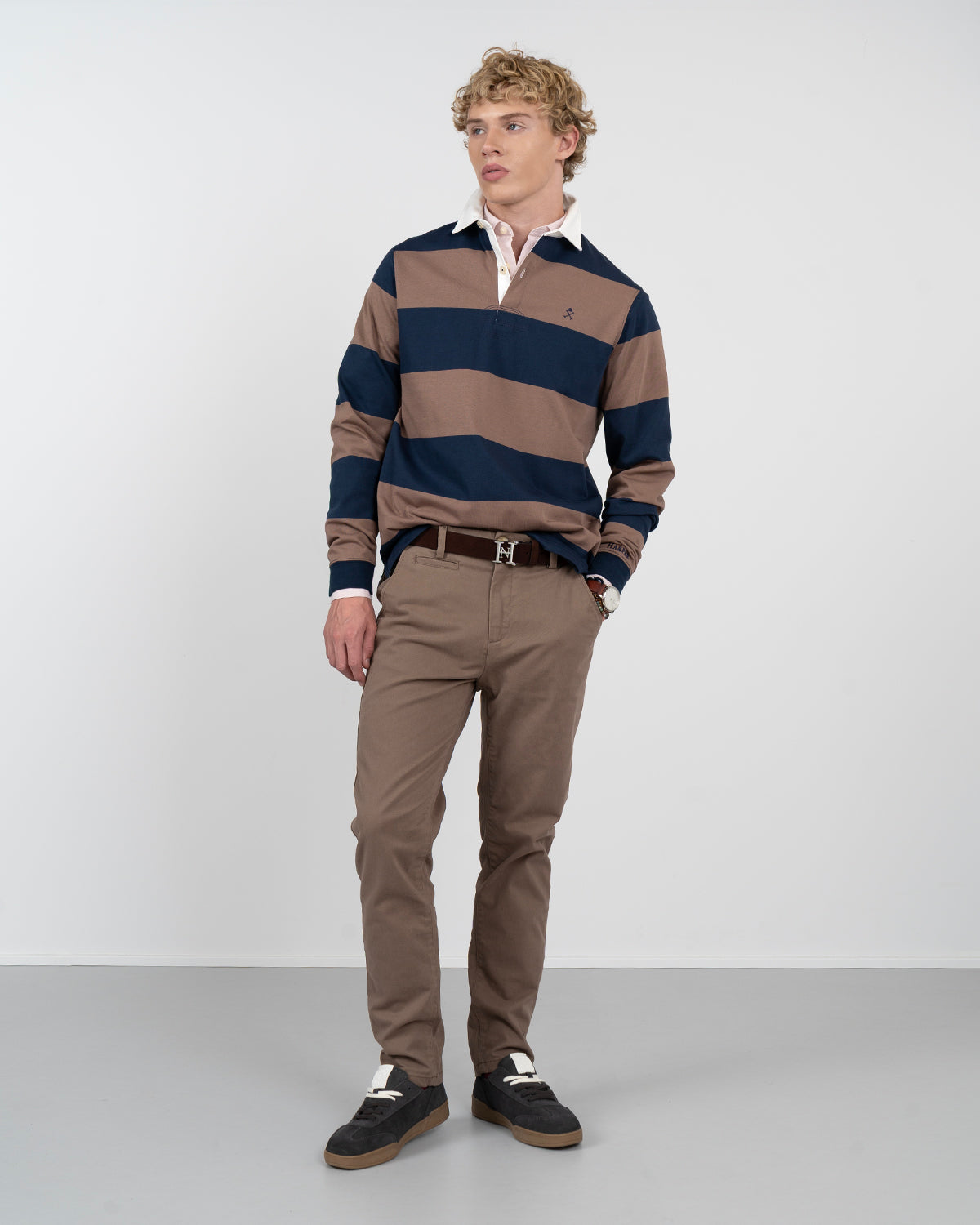 Polo RUGBY de Harper & Neyer a rayas azul marino y taupe, vista frontal completa con chino taupe y sneakers