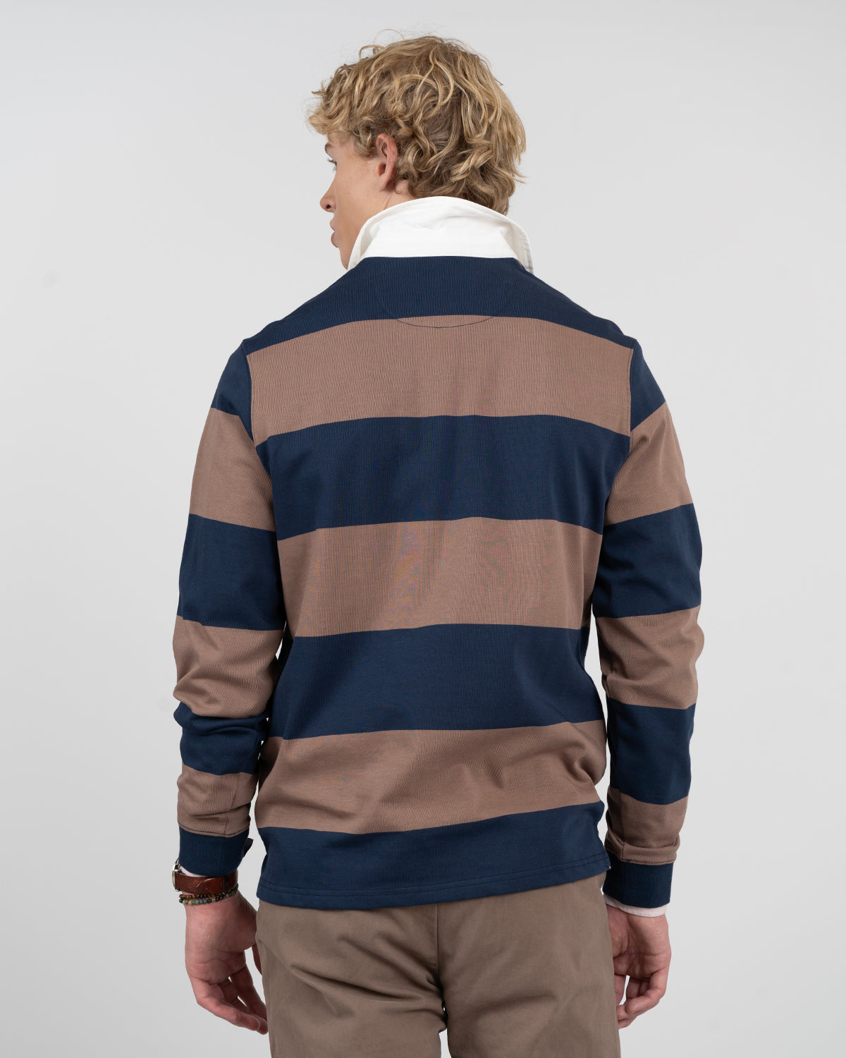 Polo RUGBY a rayas azul marino y taupe de Harper & Neyer, vista trasera con cuello crudo y camisa asomando