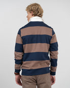 Polo RUGBY a rayas azul marino y taupe de Harper & Neyer, vista trasera con cuello crudo y camisa asomando