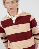 Detalle del cuello crudo y tapeta de tres botones del polo RUGBY burdeos y beige arena de Harper & Neyer