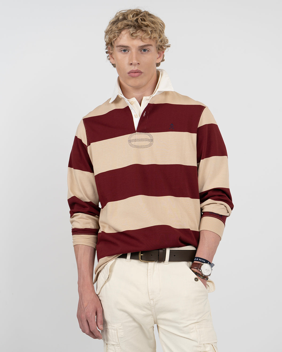 Polo RUGBY de Harper & Neyer en algodón a rayas burdeos y beige arena, vista frontal con cuello crudo en contraste
