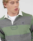 Detalle del cuello crudo y bordado de polo del RUGBY verde salvia y gris jaspeado de Harper & Neyer