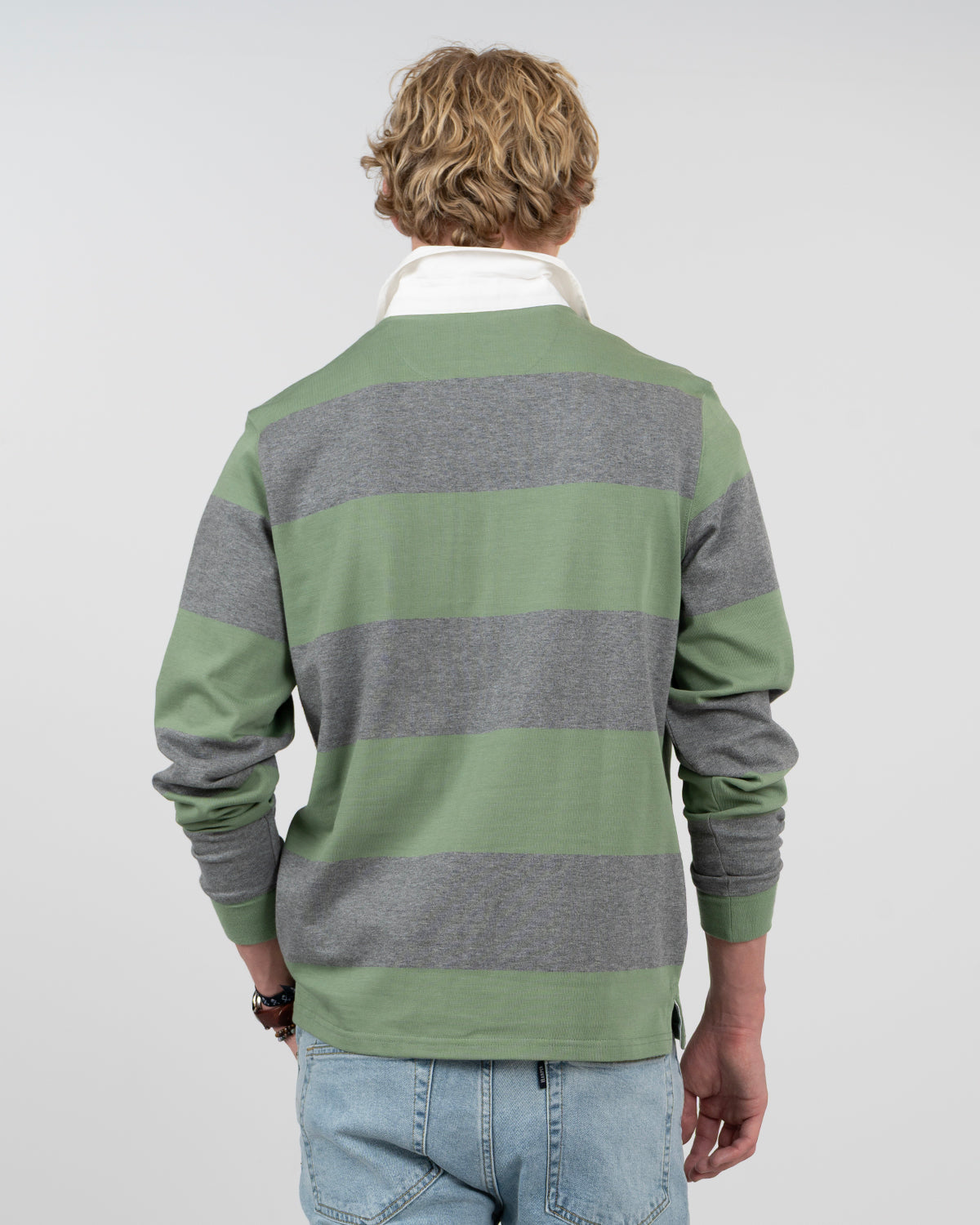 Polo RUGBY a rayas verde salvia y gris jaspeado de Harper & Neyer, vista trasera con cuello crudo y vaquero