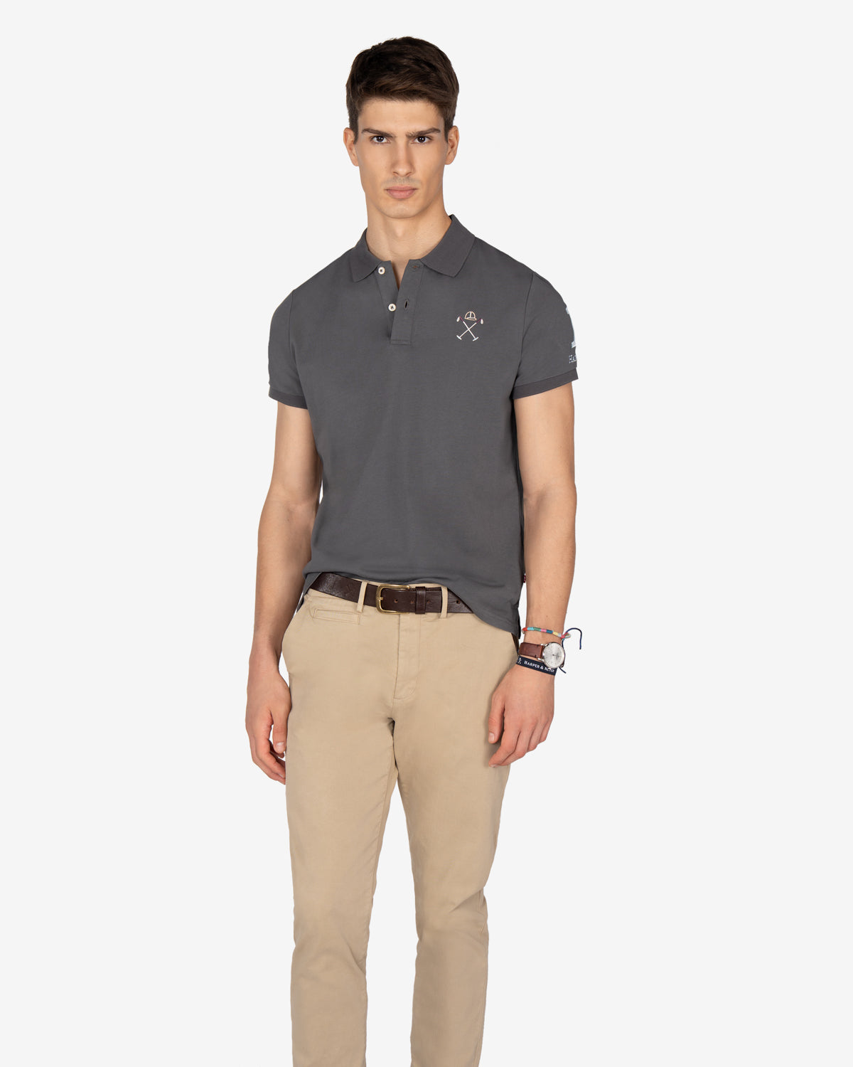 Polo WINNER antracita de Harper & Neyer, look frontal con chino beige y cinturón de piel marrón