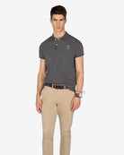 Polo WINNER antracita de Harper & Neyer, look frontal con chino beige y cinturón de piel marrón