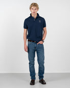 Polo WINNER de Harper & Neyer en azul marino, vista frontal completa con vaquero y mocasines