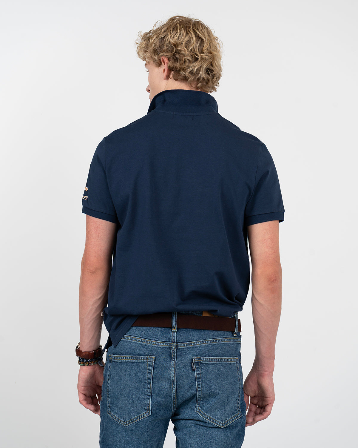 Polo WINNER en algodón azul marino de Harper & Neyer, vista trasera con cuello levantado y vaquero