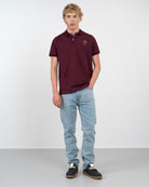 Polo WINNER de Harper & Neyer en burdeos, vista frontal completa combinada con vaquero claro
