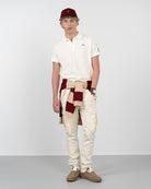 Polo WINNER de Harper & Neyer en crudo, vista frontal completa combinada con pantalón cargo crudo