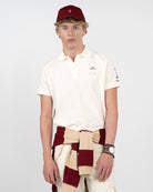 Polo WINNER de Harper & Neyer en algodón crudo, vista frontal con bordado de polo y gorra granate