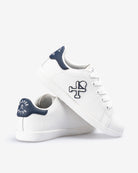 Sneaker HARPER KIDS blanca y azul de Harper & Neyer, el par en ángulo sobre suela blanca