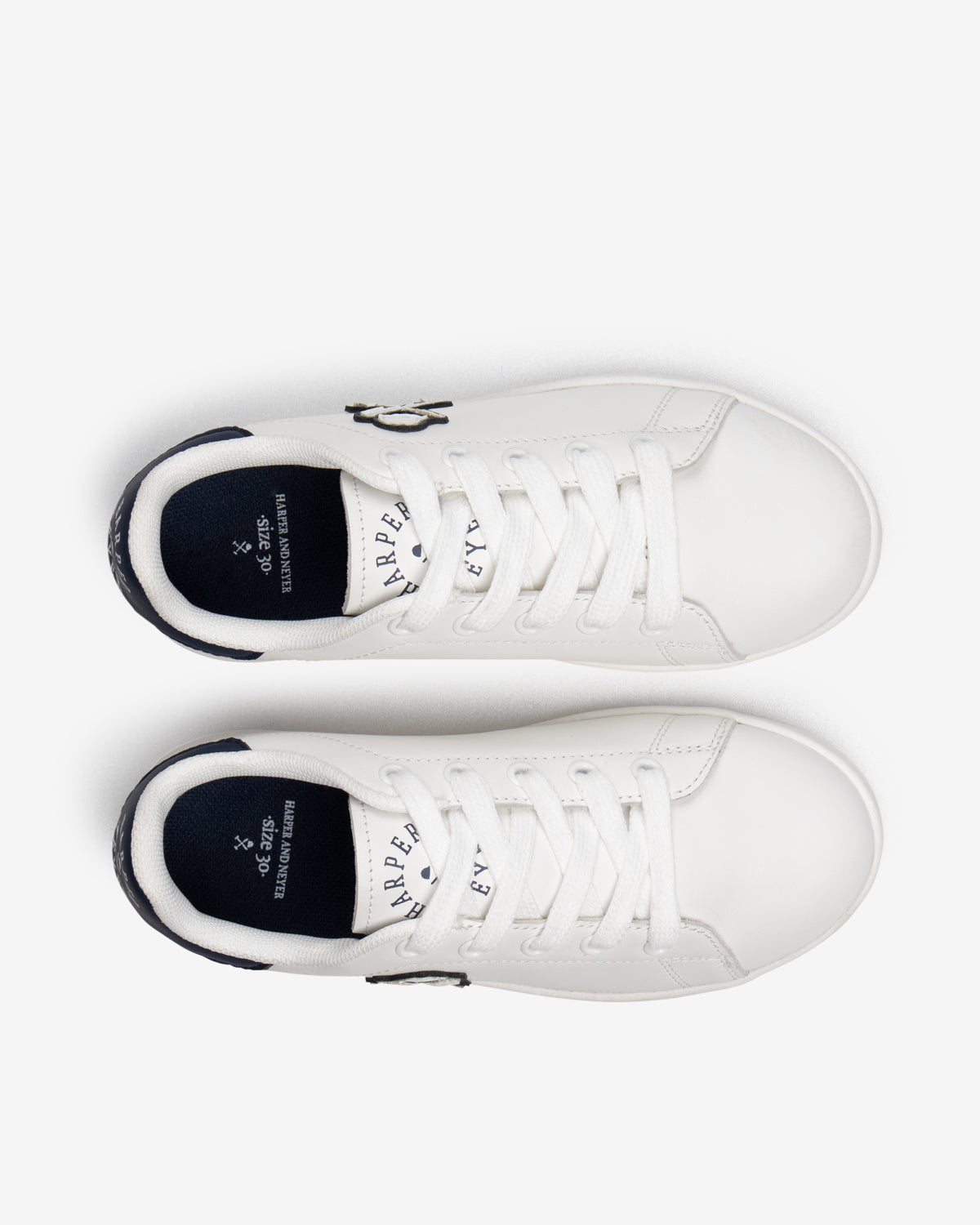 Sneaker HARPER KIDS de Harper & Neyer en blanco y azul, el par desde arriba con las plantillas