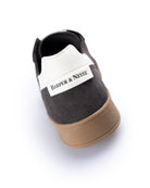 Detalle del logo lateral en relieve de la sneaker ROCHESTER antracita de Harper & Neyer