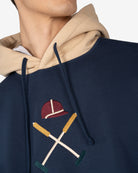 Detalle del bordado grande casco y mazos con rima cromática en burdeos, mostaza y verde de la sudadera ATLANTHA multicolor