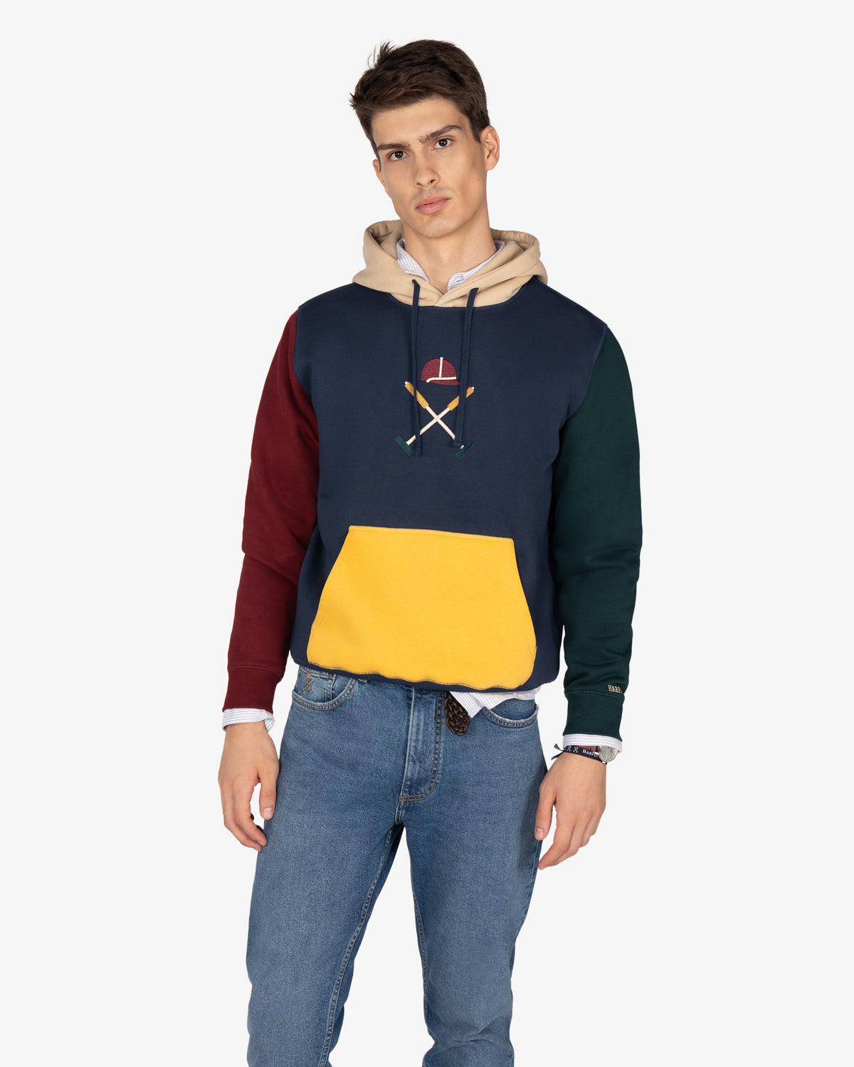 Sudadera ATLANTHA azul marino multicolor de Harper & Neyer, look frontal con camisa oxford y vaquero azul medio
