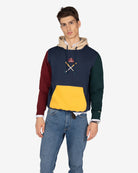 Sudadera ATLANTHA azul marino multicolor de Harper & Neyer, look frontal con camisa oxford y vaquero azul medio