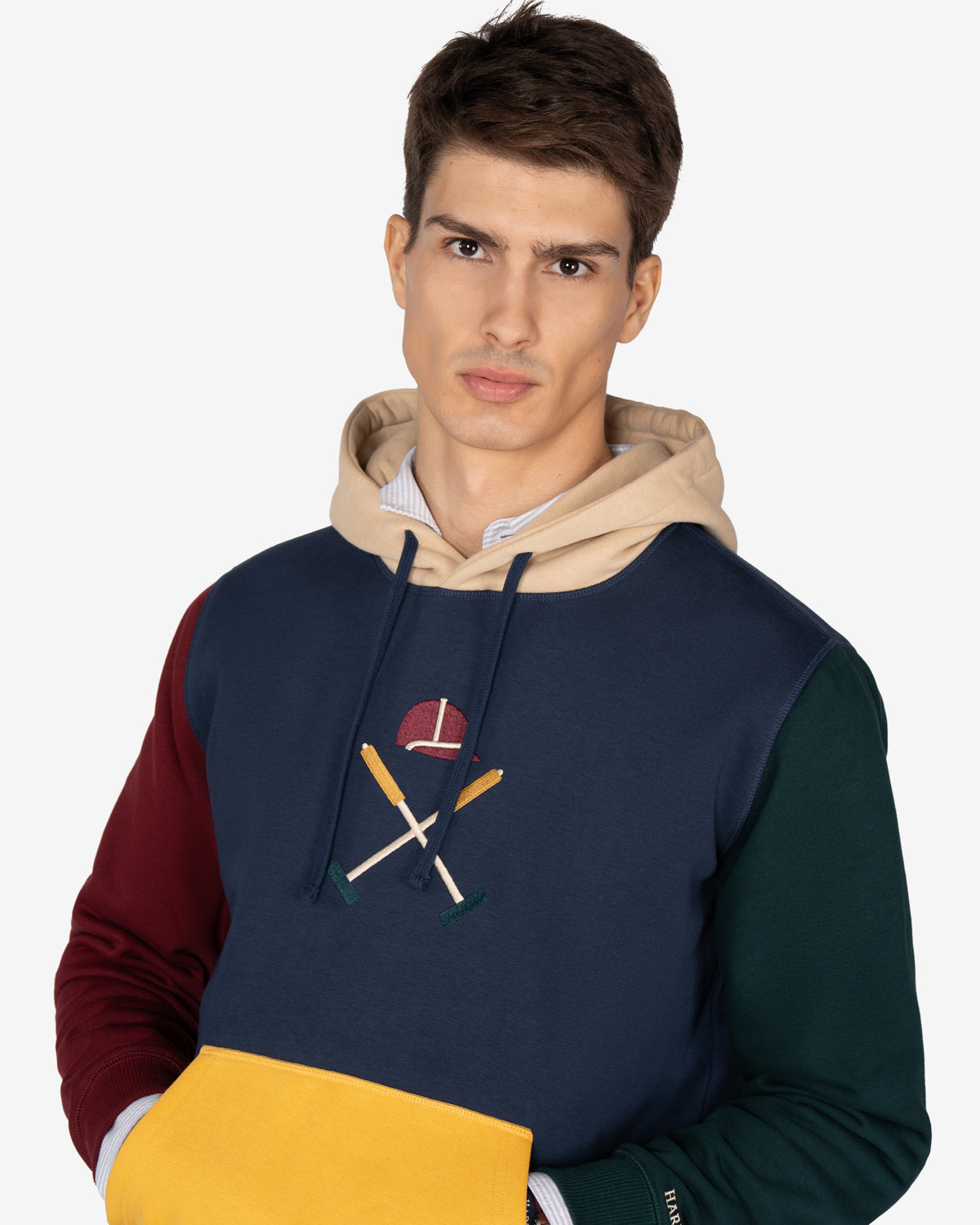 Sudadera ATLANTHA multicolor de Harper & Neyer, plano medio con capucha beige y bordado grande casco y mazos