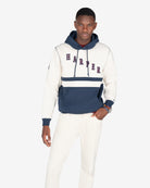 Sudadera DALLAS crudo de Harper & Neyer, look frontal cuerpo entero con vaquero blanco crudo