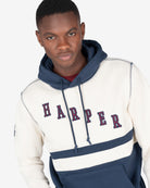 Sudadera DALLAS de Harper & Neyer en crudo y azul marino, plano medio con capucha bicolor y bordado HARPER en el pecho