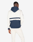 Sudadera DALLAS crudo de Harper & Neyer, look trasero con vaquero blanco crudo y capucha bicolor visible