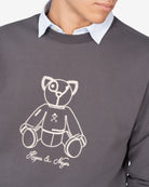 Detalle del oso ilustrado bordado a línea en hilo crudo con firma Harper & Neyer de la sudadera FLUFFY BEAR antracita